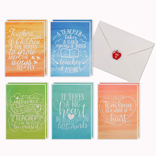Un paquete de coloridas tarjetas de felicitación para profesores.