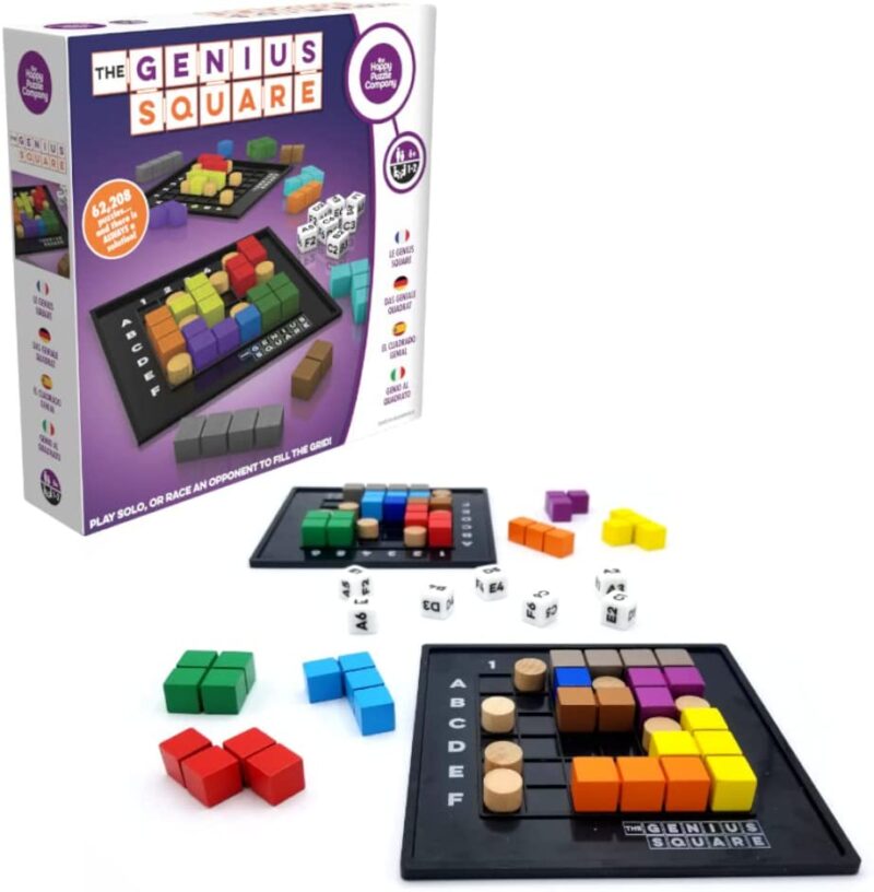 Hay bloques cuadrados de diferentes colores en una pizarra (juegos de mesa matemáticos).