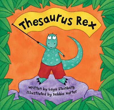 يظهر ديناصور صغير لطيف يحمل علمًا يقول Thesaurus Rex.