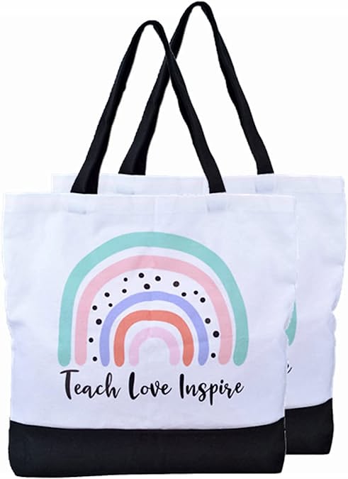 Большая сумка украшена радужным дизайном, а слова «Учат любить» вдохновляют (лучшие подарки для учителей).