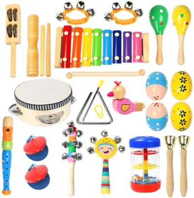 Un conjunto de instrumentos musicales de madera para niños pequeños.